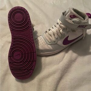 Nike Light Gray Athletic Shoes